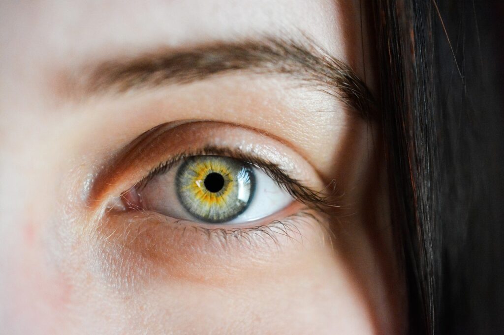 Czy warto podawać kwas hialuronowy pod oczy ?